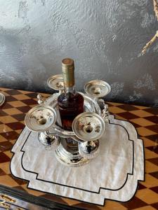 Soporte para botellas de vino y copas con acabado plateado, perfecto para servir invitados en la mesa de comedor, exhibir en eventos de lujo y decorar mesas. - Product Image 2