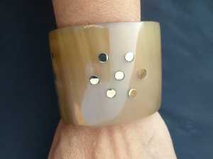 Bracelet manchette moderne en corne de vache, fait main, poli naturellement, bijoux pour femme - Product Image 4