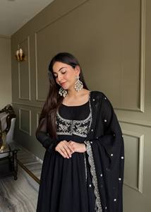 Presentamos el nuevo conjunto Anarkali de tela Pure Fox Georgette con corte acampanado completo, que incluye Koti, dupatta y pantalón, listo para usar. - Product Image 4