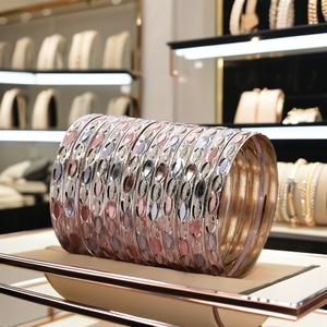 Brazaletes texturizados personalizados chapados en 3 tonos al por mayor, brazaletes de moda, joyería multitono, joyería de moda de 3 tonos, brazaletes de tres colores. - Product Image 2