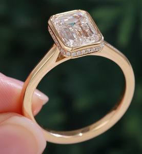 แหวนเพชรทรงเอเมอรัลด์สั่งทำพิเศษ 4 กะรัต ชุบทอง 14k ได้รับการรับรองจาก IGI แหวนหมั้นและแต่งงานสุดหรูสำหรับผู้หญิง แบบฝังหนามเตย - Product Image 4