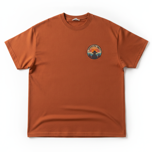 T-shirt à manches courtes pour homme, couleur orange rouille, avec impression de patch « l'aventure vous attend », coupe classique, jersey en coton décontracté, col rond - Product Image 6