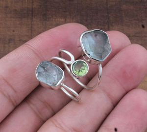 แหวนเงินแท้ 925 ประดับพลอยบลูโทแพซธรรมชาติ ดีไซน์คลาสสิกสำหรับงานแต่งงานและงานปาร์ตี้ แบบครึ่งวง ประดับพลอยหลายเม็ด สำหรับผู้หญิง - Product Image 3