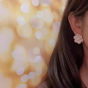 ต่างหูมุกน้ำจืดลายดอกคามิลเลียสุดเก๋ ดีไซน์เงินแท้ ใช้ได้หลากหลาย ขายส่งเครื่องประดับคุณภาพ - Product Image 4