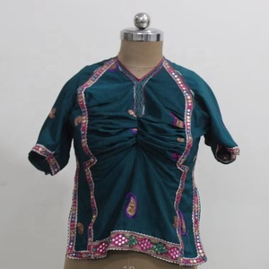 Choli Banjara vintage, broderie ethnique Banjara Kutch Rabari, tunique bohème en rayonne et mousseline, col en V, manches courtes, écologique - Product Image 1