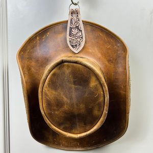 Clip à chapeau magnétique en cuir de vache véritable artisanal, motif floral, porte-chapeau western, aimant sécurisé pour la randonnée, le ranch, le rodéo et l'usage quotidien - Product Image 4