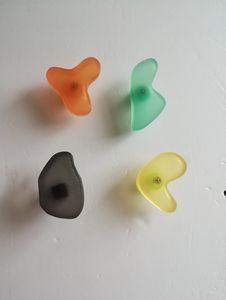 Poignée de meuble moderne et artistique en résine givrée, abstraite et irrégulière, colorée, pour tiroir ou armoire - Product Image 2