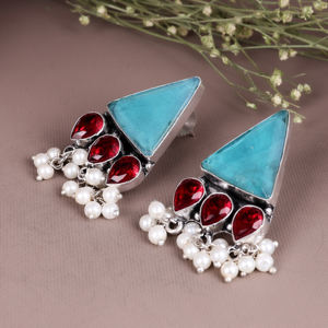 ต่างหูทรงสามเหลี่ยมสไตล์โบฮีเมียนชนเผ่าประดับคริสตัลสีแดงและมุกสำหรับผู้หญิง ทำจากทองเหลืองชุบเงินออกซิไดซ์ - Product Image 4