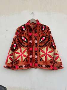 Veste en velours brodée à la main avec des motifs floraux, style bohème Suzani - Product Image 6