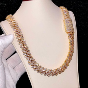 Cadena Cubana de Lujo Moderna de 16 mm con Acabado Reflectante de Alto Brillo, Diseño de Eslabones Atractivos y Collar Unisex Premium - Product Image 2