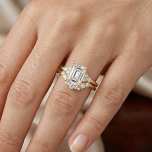 Anillo de Compromiso y Boda de Lujo Aries Jewel, Certificado IGI, Diamante Cultivado en Laboratorio de Corte Esmeralda de 2.5 Quilates, Oro Sólido de 14K, Apilable - Product Image 2