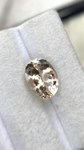 พลอยมอร์แกไนต์ทรงรีธรรมชาติแท้ คุณภาพสีและความเงางามยอดเยี่ยม เบอร์ริลธรรมชาติ 4.05 กะรัต สะอาดระดับ Loupe - Product Image 3