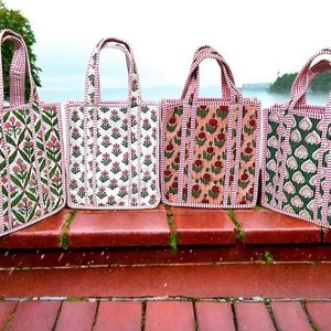 กระเป๋าโท้ทผ้าควิลท์ลายดอกไม้สีชมพูน่ารักสำหรับผู้หญิง กระเป๋าถือขนาดเล็กพร้อมหูหิ้วด้านบน เหมาะสำหรับใช้ในชีวิตประจำวัน - Product Image 1