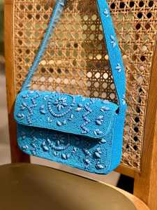 Sac à main rectangulaire brodé à la main bleu avec motif floral, artisanat textile - Product Image 1