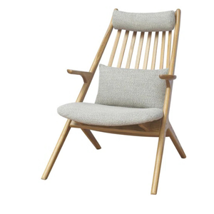 Sofá con estructura de madera con listones, cojines tapizados en tela gris claro, así como almohadas para el reposacabezas y soporte lumbar. - Product Image 3