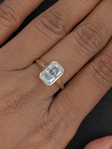 Bague solitaire Lurba Jewels en moissanite taille radiant 2 carats, sertie clos, or 14 carats, cadeau de fiançailles, de mariage ou d'anniversaire - Product Image 1