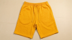 Shorts unis de couleur rouge à taille élastique, coupe régulière unisexe, à porter en toutes saisons - Product Image 2