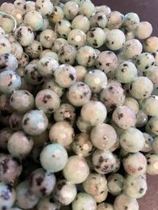 ลูกปัดหยกสีเขียวกีวีธรรมชาติ ทรงเหลี่ยมเพชรเจียระไน สีเขียวสวยงาม พร้อมจุดสีดำ หินอัญมณี ร้อยเป็นเส้นเต็ม - Product Image 6