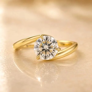 Anillo de Compromiso Solitario de Diseño Premium con Moissanita de 1.2Ct, Corte Ovalado, 3 Puntas, Chapado en Oro sobre Plata de Ley para Mujer, India. - Product Image 3
