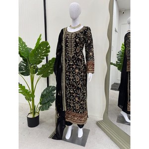 Ensemble de costume XL pour femme de créateur avec séquence de fil et travail en diamant véritable - Product Image 2
