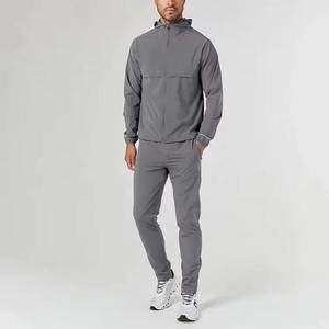 Survêtement pour homme offrant une sensation douce et un design sportif moderne, adapté à de multiples activités. - Product Image 1