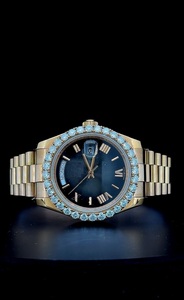 Montre de luxe style or rose, lunette saphir bleu glace et aquamarine, cadran noir, chiffres romains, fabrication suisse, montre habillée pour homme - Product Image 1
