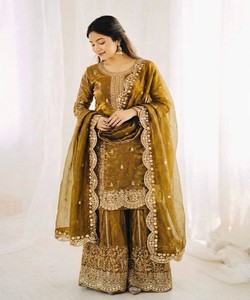 Conjunto de Diseñador Fendi: Top de Seda con Bordado y Lentejuelas, Pantalón Palazzo y Dupatta, Ropa Festiva, Precio al por Mayor, Prenda Étnica Dorada - Product Image 2