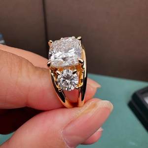 Bague à trois pierres en or jaune 10K avec diamant VS1 taille coussin double bande et trois pierres latérales rondes de 2,00 carats, cultivées en laboratoire, bijou cadeau pour anniversaires pour elle - Product Image 4