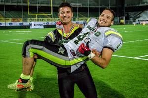 Camiseta de fútbol americano de corte atlético con inserciones de malla y paneles elásticos que permiten un flujo de aire óptimo y libertad de movimiento - Product Image 3