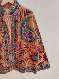 Chaqueta Bohemia de Terciopelo Suzani, Chaqueta Bordada a Mano con Diseño Floral, Abrigo Tribal Vintage Boho, Chaqueta Artística con Bordado Uzbeko - Product Image 4