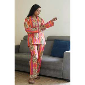 Conjunto de Pijama Tiger Snooze para Mujer, Ropa de Dormir Premium para Comodidad y Estilo - Product Image 2