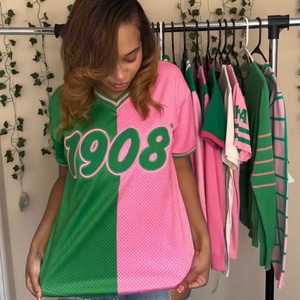 Camiseta de Béisbol AKA Half and Half para Mujer, Bordada con Letras Griegas, Premium, con Botones, Deportiva - Product Image 4