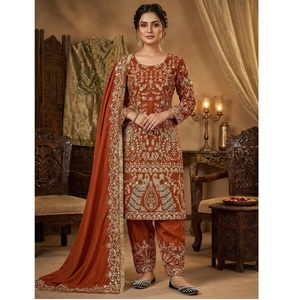 Elegante Conjunto de Salwar de Seda Crepé Natural con Kurti Largo Bordado, Pantalón Farsi y Dupatta para Ocasiones Festivas - Product Image 1