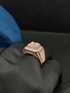Anillo de compromiso y boda para hombre de plata de ley 925 chapado en rodio, estilo hip hop, con diseño de racimo de circonitas talla baguette y redonda, ideal para regalo. - Product Image 4
