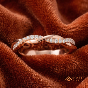 แหวนทองชมพูคุณภาพสูง ดีไซน์เก๋ไก๋ รูปทรงบิดเกลียว แหวนเพชรทันสมัย แหวนเงินเรียบหรู สามารถสวมซ้อนกันได้ เหมาะสำหรับเป็นเครื่องประดับงานแต่งงานสำหรับผู้หญิง - Product Image 1