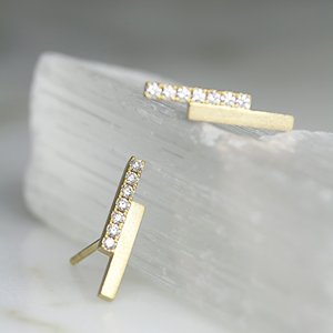 Boucles d'oreilles clous en or massif 14 carats, motif géométrique barre diamantée, vente en gros directe usine, bijoux minimalistes double barre, design personnalisé - Product Image 2