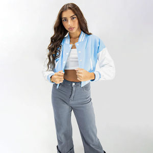 Veste courte de style universitaire pour femme, en cuir véritable, avec manches personnalisées OEM, patchs en chenille et broderies, style américain. - Product Image 4