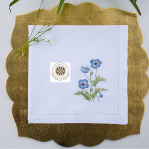 Lino natural con bordado de amapolas azules, suave pero duradero, que aporta un toque fresco y refinado a mesas elegantes. - Product Image 1