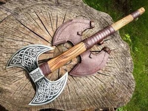 Hacha de doble hoja estilo vikingo, cabeza de acero forjado, mango de madera, funda de cuero, diseño de nudo celta, herramienta de caza para exteriores - Product Image 1
