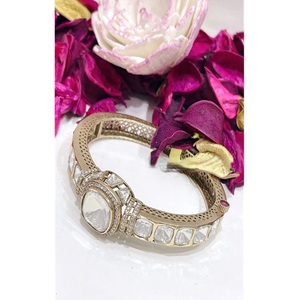 Pulsera de diseño con acabado dorado y piedras de aspecto elegante, de la mejor calidad, para mujeres, colección para bodas y fiestas, para mujeres y niñas. - Product Image 1