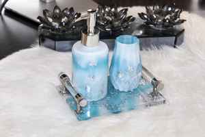 Bandeja de Baño de Resina con Escamas Plateadas, Azules y Blancas, Hecha a Mano y Ecológica, Dispensador de Jabón, Porta Brochas, Color y Tamaño Personalizables - Product Image 5