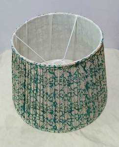 Abat-jour en tissu Ikat Anna, style nouveau, à bord festonné, avec douilles E27 pour lampe de bureau, couleur bleu-vert. - Product Image 1