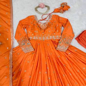 Vestido Anarkali de Seda Estilo Americano de Diseñador VASTRA COTTAGE con Bordado Delantero y Trasero, Pantalón Elástico y Dupatta - Product Image 4