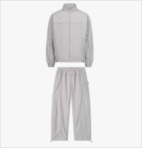 Ensemble sportif élégant deux pièces avec sweats à capuche unis et pantalons extensibles, conçu pour les routines actives des femmes. Ensemble coupe-vent. - Product Image 1