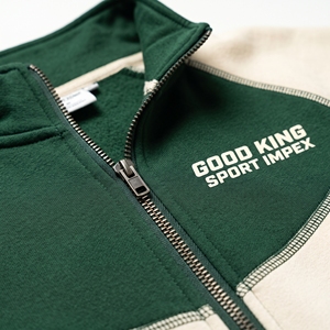 Conjunto deportivo verde oversize para hombre con cremallera, sudadera con capucha y cremallera con franja en el pecho color crema, pantalones de chándal lisos con puños y línea en las mangas color crema, conjunto de chándal verde con cremallera. - Product Image 6