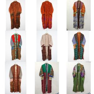 Exclusivo Kimono Japonés de Seda Vintage Hecho a Mano, con Cuello en V, Cierre con Cordón, Largo Completo y Mangas Tres Cuartos para Mujer - Product Image 4