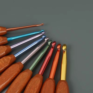 Ganchillo de Metal con Mango de Madera Premium para Tejer, Agarre Suave de Madera de Palisandro, Herramienta Artesanal Hecha a Mano para Proyectos de Ganchillo y Hilos - Product Image 2