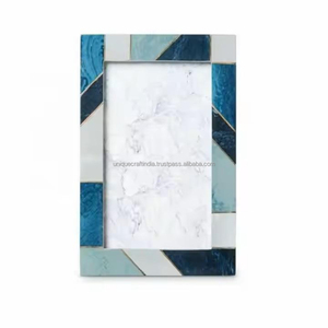 Cadre photo en bois fait main avec incrustation géométrique en résine turquoise, décoration contemporaine |   Nouvelle collection de designs - Product Image 1
