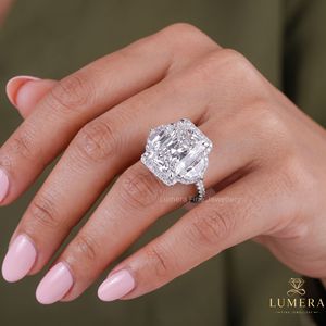 Bague de fiançailles de luxe en or 9KT, 10KT, 14KT et 18KT avec diamant taille radiant et pierres latérales demi-lune, trois pierres en halo - Product Image 3