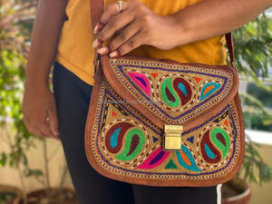 Sac bandoulière vintage en cuir de chèvre 9*11 pouces, brodé, style décontracté de luxe, doublure en cuir véritable, fermeture à pression - Product Image 5